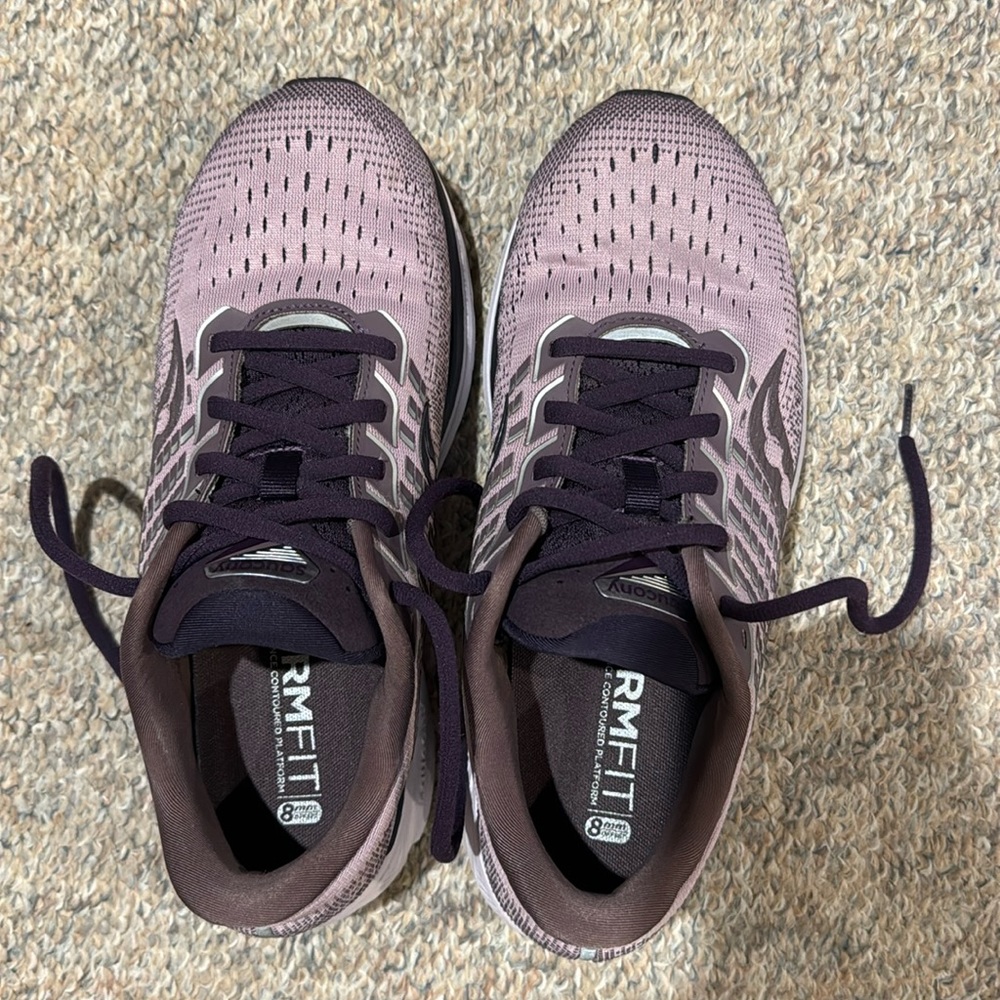 EUC Women’s Sz 9M Saucony Ride 13 running shoes. Offers welcome